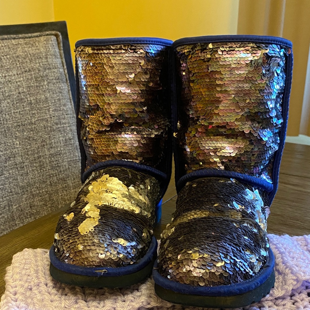 Eye catching short classic Ugg boots